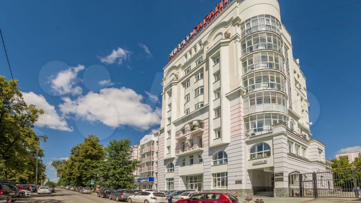 В Екатеринбурге выставили на продажу квартиру за 78 млн рублей. Главный ее плюс — вид на Плотинку