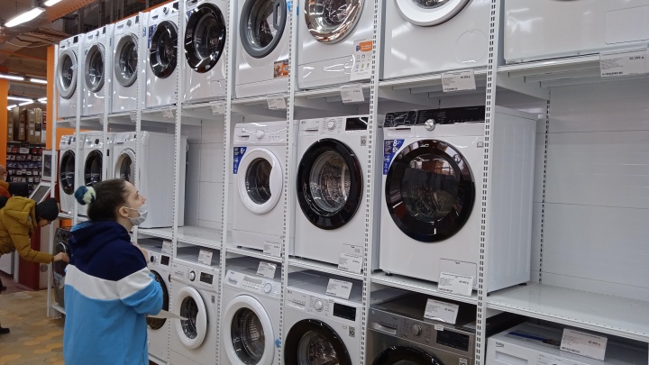 «Хорошей бюджетной техники мало»: что происходит с ценами на стиральные машины и холодильники в Поморье