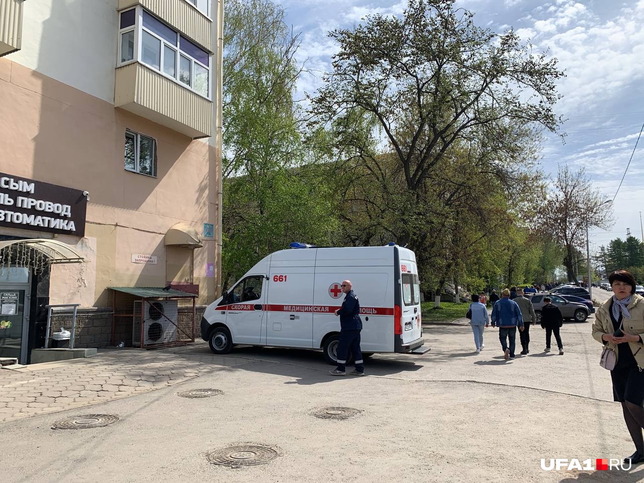 Машина стоит в одном из дворов Машина стоит в одном из дворов