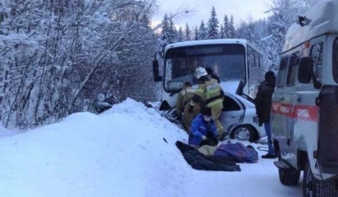 На юге Красноярского края столкнулись легковушка и автобус — погибли четверо