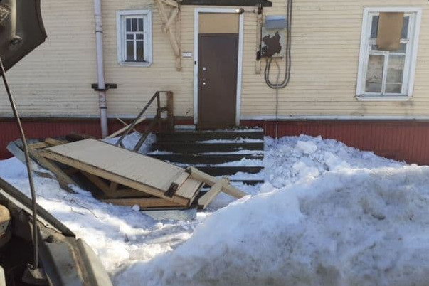 Под тяжестью снега в Архангельске обвалился козырек над крыльцом жилого дома