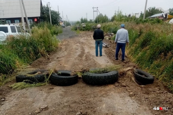В начале улицы Лескова (со стороны ТЭЦ-2) новая грунтовая дорога соединяется с асфальтированной, но жители преграждают путь садоводам колесами