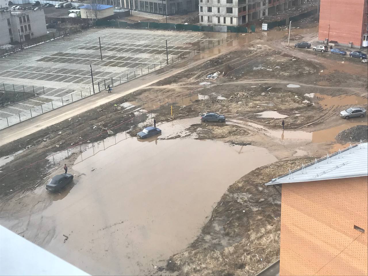 Машины наполовину уходят под воду Машины наполовину уходят под воду