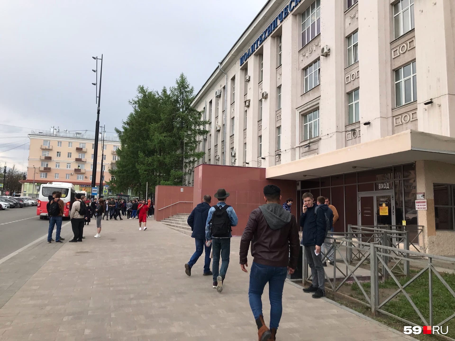 Студенты продолжают входить и выходить из корпуса Студенты продолжают входить и выходить из корпуса