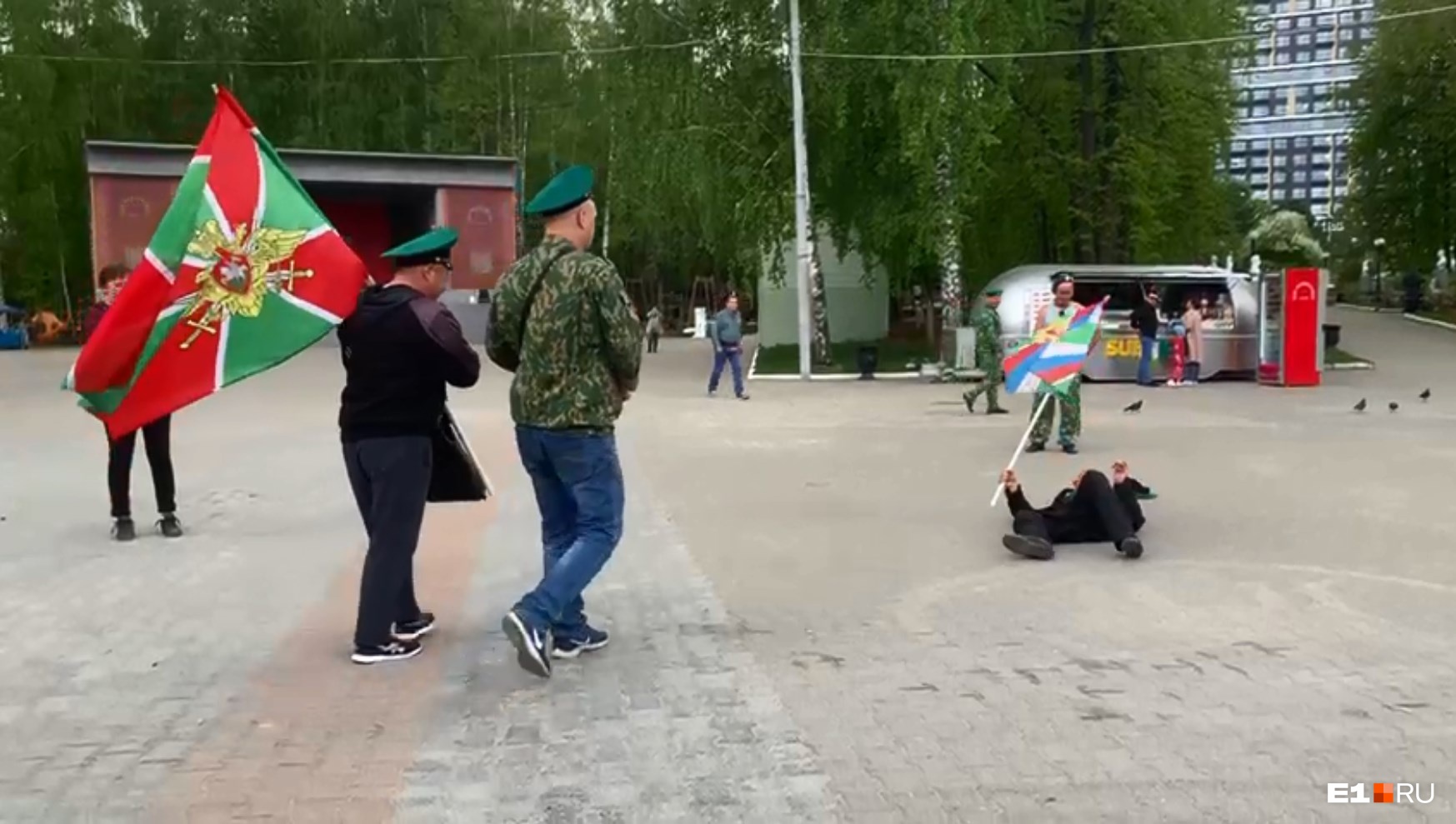 «Падают замертво». В парке в Екатеринбурге разбуянились пьяные пограничники