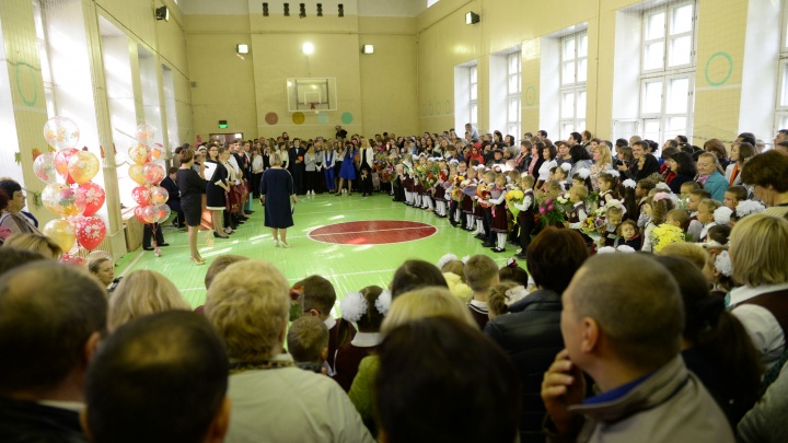 В школах Екатеринбурга будут включать гимн России. Пока раз в неделю