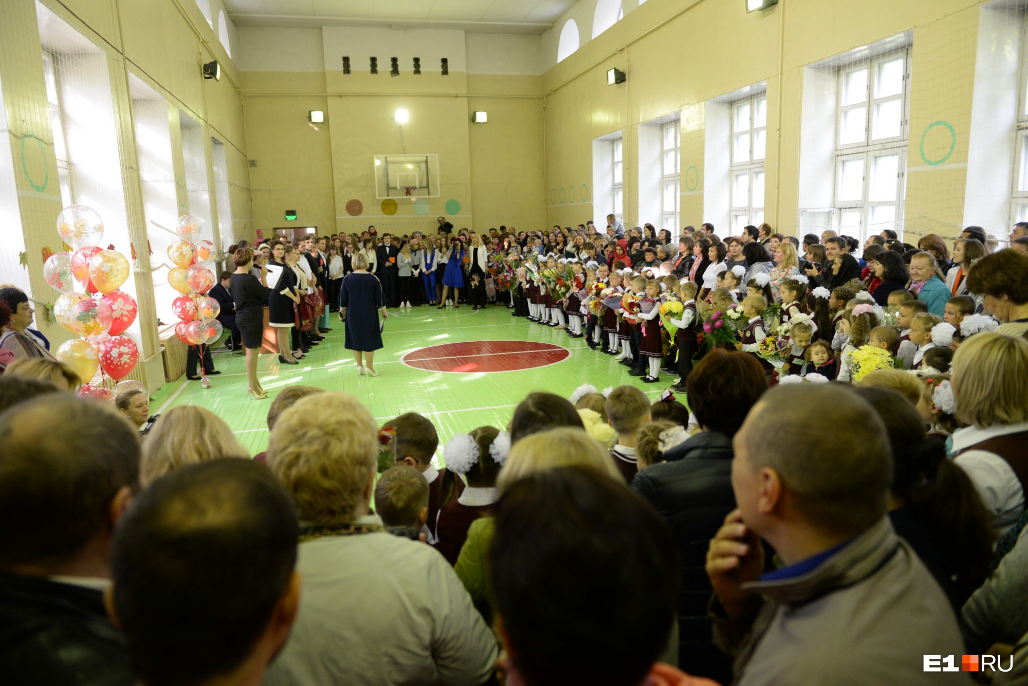 В школах Екатеринбурга будут включать гимн России. Пока раз в неделю