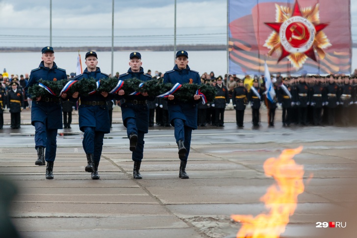 В прошлом году из-за пандемии коронавируса празднование Дня Победы прошло в ограниченном формате <a href="https://29.ru/text/gorod/2021/05/09/69906551/" class="_" target="_blank">на площади Мира</a> В прошлом году из-за пандемии коронавируса празднование Дня Победы прошло в ограниченном формате <a href="https://29.ru/text/gorod/2021/05/09/69906551/" class="_" target="_blank">на площади Мира</a>