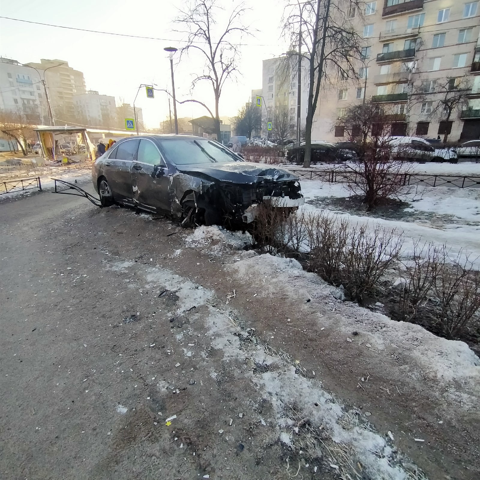 Водитель «Мерседеса», удирая от полиции, протаранил ларек, снес дерево и  забор на бульваре Новаторов | 14.03.2022 | Санкт-Петербург - БезФормата