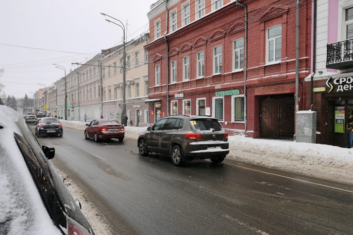 Машины едва едут от Красной площади до Богоявленской