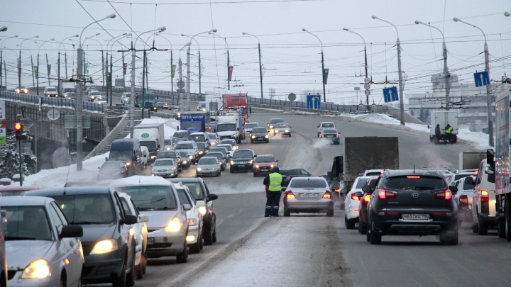 Баллы растут: в предновогодние дни на омских дорогах стали появляться пробки посреди дня