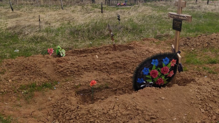 «Трупный запах, как в морге»: на городском кладбище в Ярославской области из-под земли показались гробы