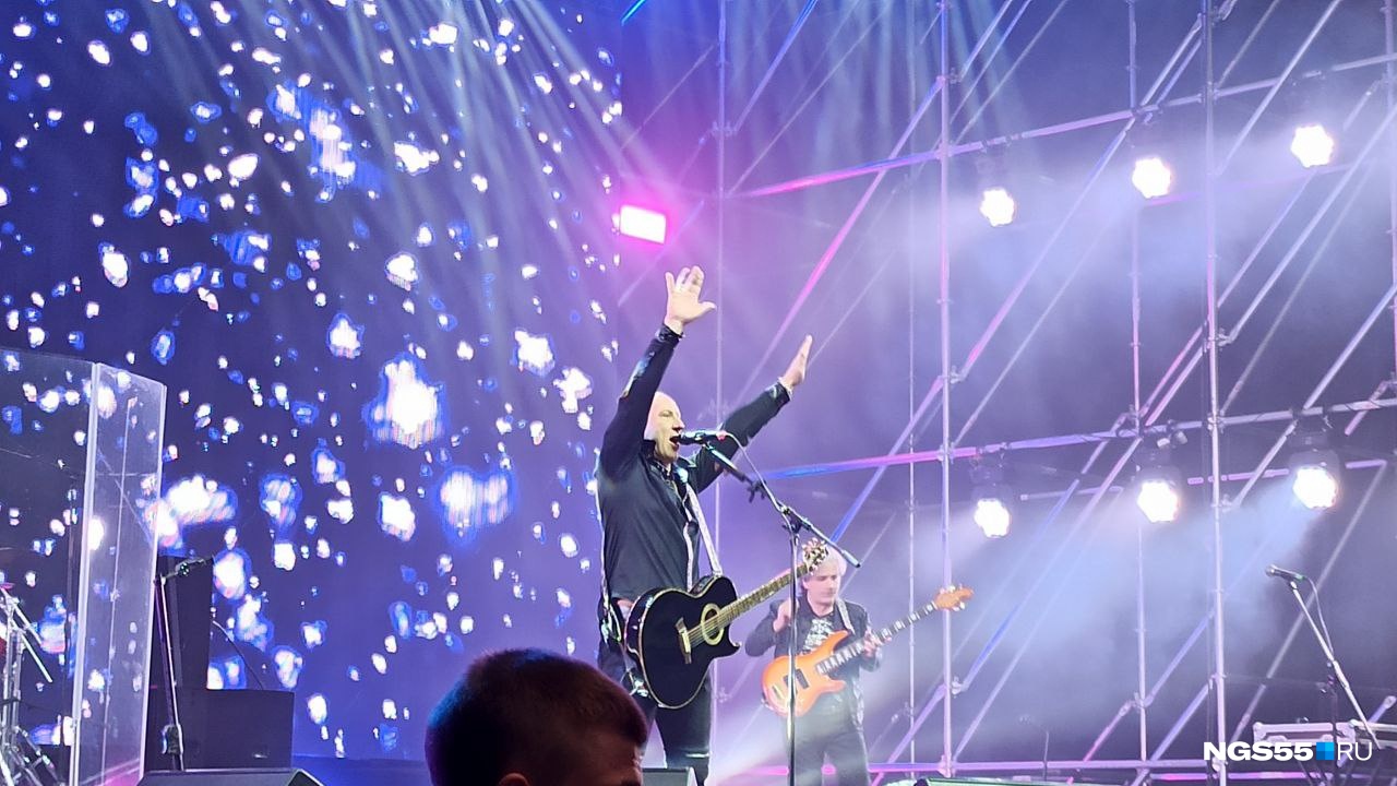 «На месте баннер?»: Майданов на концерте в Омске намекнул на отмену выступления группы «Би-2»