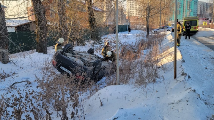 В Екатеринбурге Hyundai перевернулся и улетел в кювет. В ДТП пострадал трехлетний мальчик