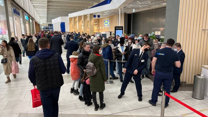 Последний день IKEA: екатеринбуржцы выстроились в очереди в шведский магазин