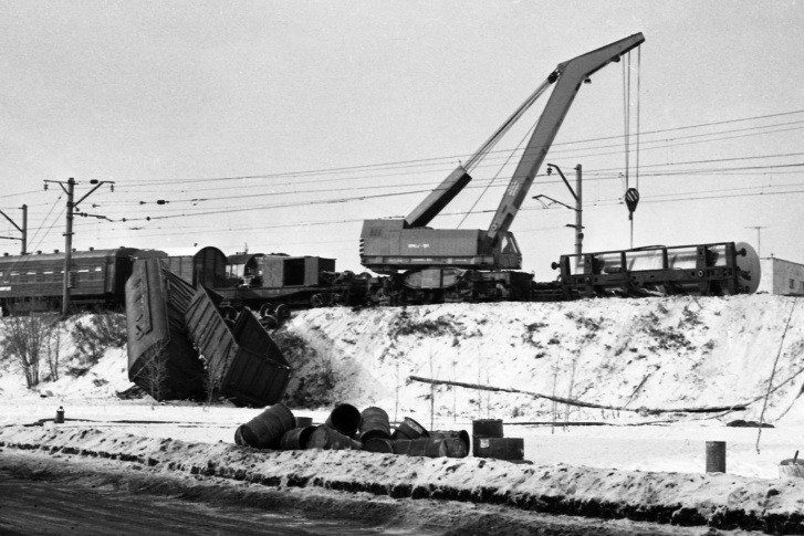 В Ярославле в 1988 году на подъезде к железнодорожному мосту опрокинулись цистерны с гептилом