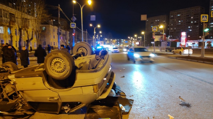 «Зацепился за столб». В Екатеринбурге пьяный водитель не справился с управлением и перевернулся