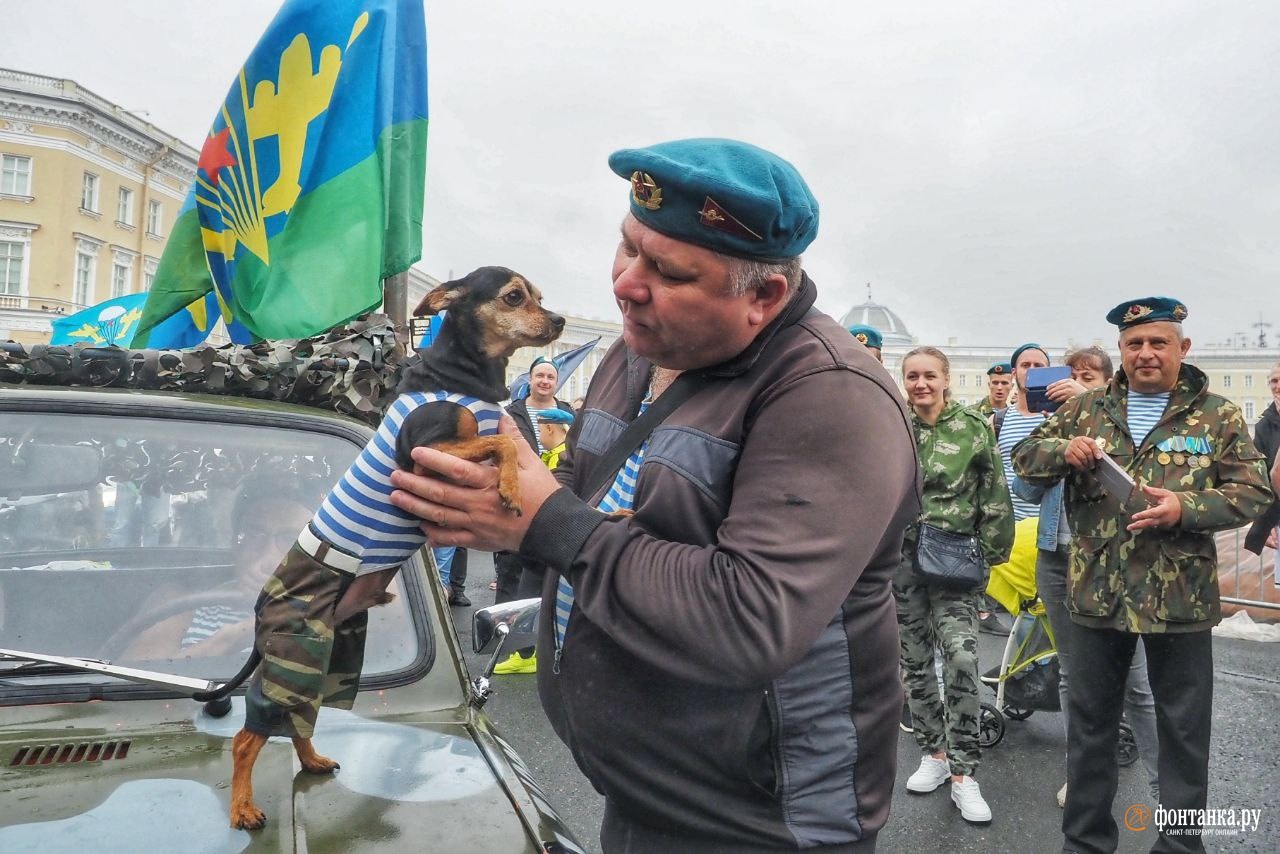 Полосатые» в городе. Посмотрите, как Петербург празднует День ВДВ |  02.08.2022 | Санкт-Петербург - БезФормата