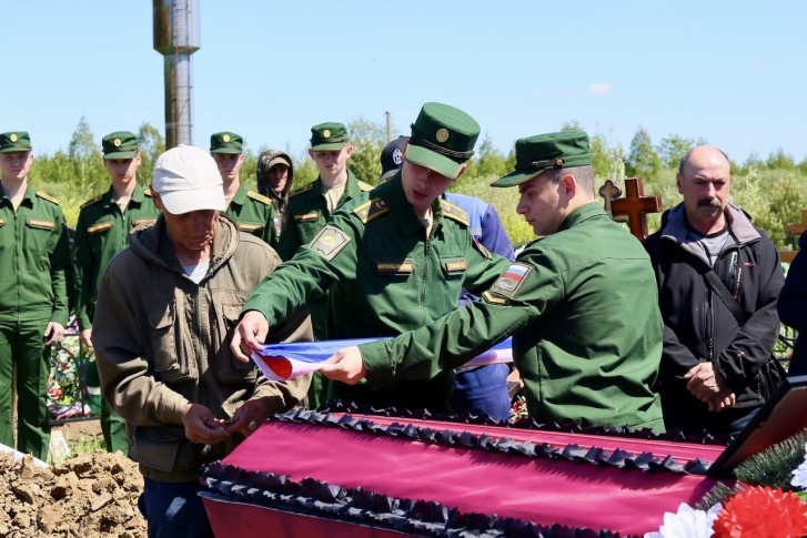 Мужчины добровольно ушли на спецоперацию одними из первых Мужчины добровольно ушли на спецоперацию одними из первых