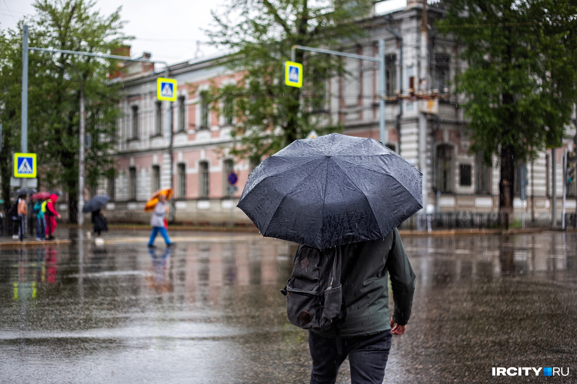 Дождь в Иркутске затопил пешеходные переходы