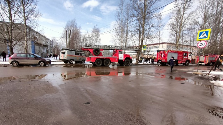 «Не пускают даже забрать рюкзаки»: в Ярославской области эвакуировали школу