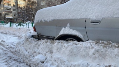 В Сургуте машина сокрой помощи около часа буксовала из-за неубранного снега