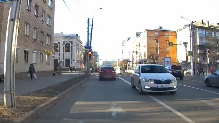 «Товарищи в машине ехидно улыбались»: такси с лого «Яндекс Go» проехало по встречке в центре Красноярска