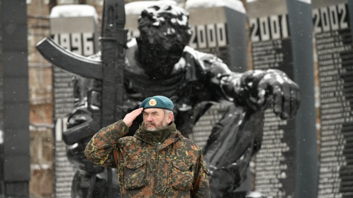 В Екатеринбурге сотни людей собрались на площади с цветами в честь возвращения наших войск