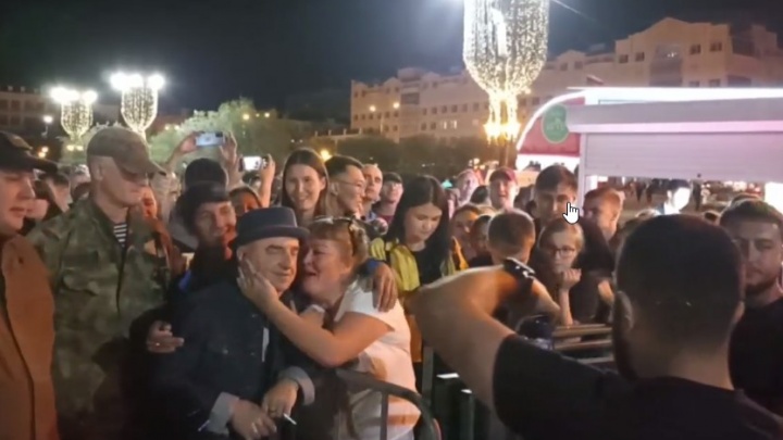 Лидер «Чайфа» Владимир Шахрин сфотографировался с фанатами в Чите после концерта (16+)