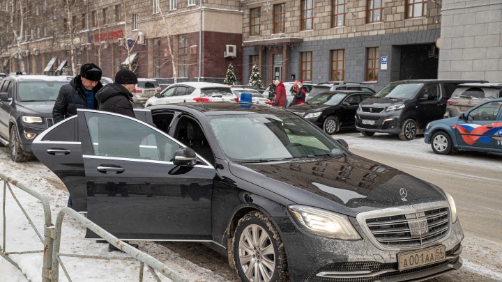 Губернатор Травников получил свежий Mercedes S-Класс — изучаем салон представительского авто