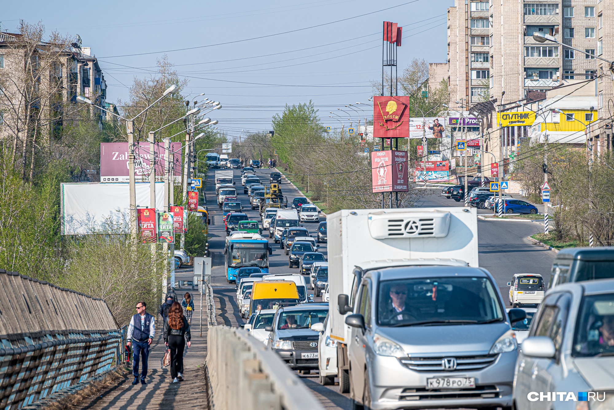 В заторе на проспекте Советов стояли и обычные автомобилисты, и переполненный пассажирами общественный транспорт