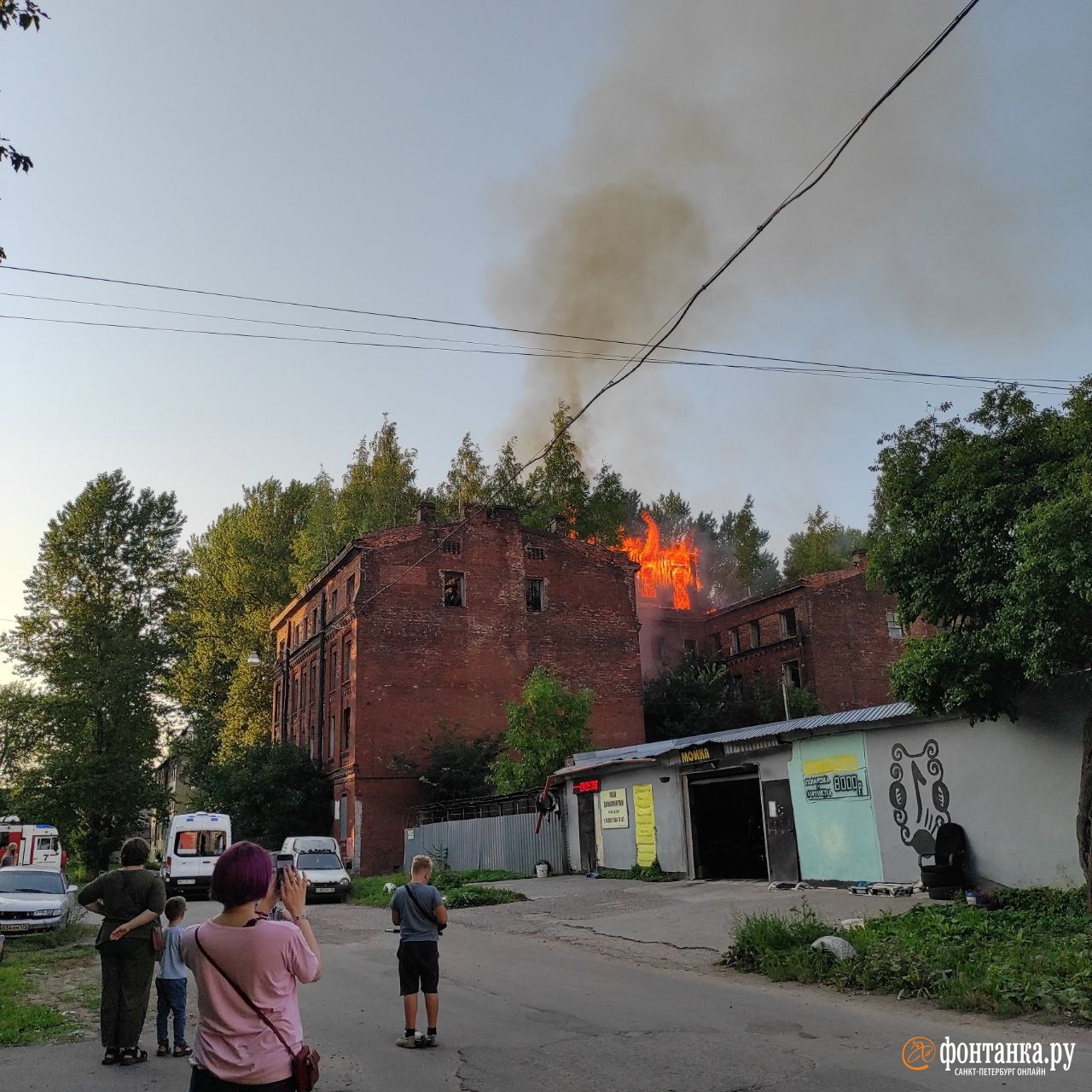 Дымит достаточно мощно. На Обуховской Обороны горит деревянный заброшенный  дом | 28.08.2022 | Санкт-Петербург - БезФормата