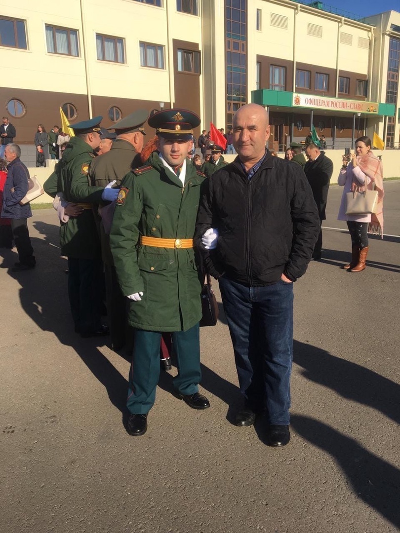 Дилбоз Баротов вместе с отцом. Эта фотография сделана во время выпускного военного из Казанского танкового училища