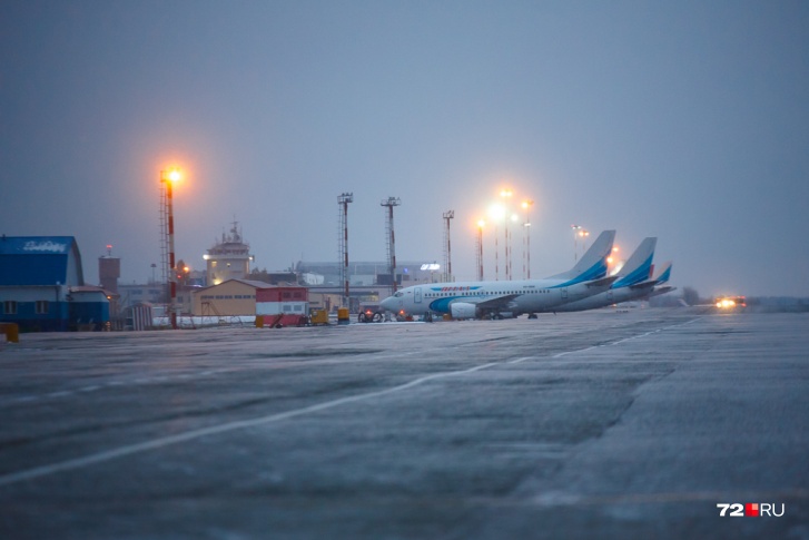 Самолет сел поздно ночью Самолет сел поздно ночью