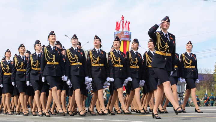 Потерянная туфелька на марше: смотрим самые трогательные моменты парада Победы в Уфе