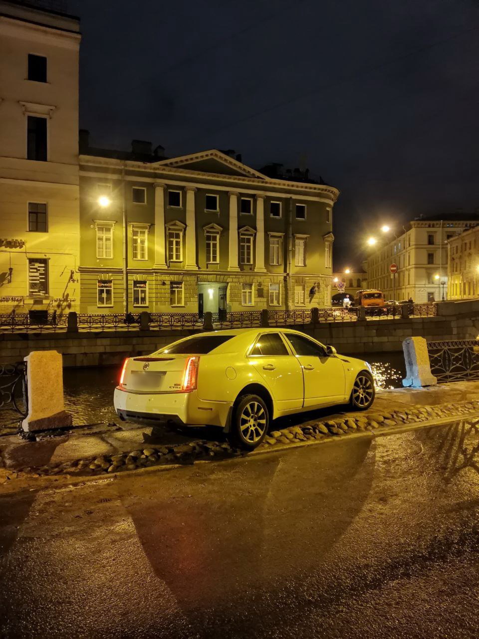 Кадиллак утопил ограждение и завис над Мойкой. Водитель всё проспал