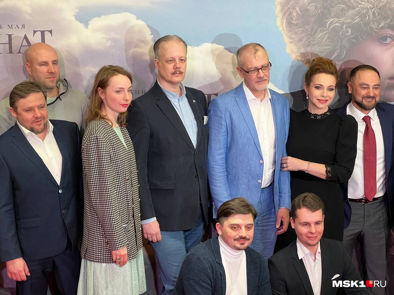 Актерско-режиссерский состав позирует на красной ковровой дорожке Актерско-режиссерский состав позирует на красной ковровой дорожке