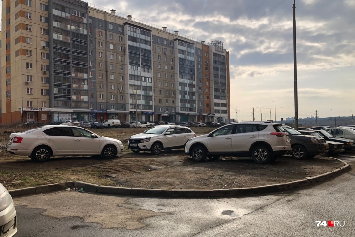 Жители «Академа» ставят автомобили на газоне в несколько рядов, несмотря на то, что рядом есть свободные места на парковке Жители «Академа» ставят автомобили на газоне в несколько рядов, несмотря на то, что рядом есть свободные места на парковке