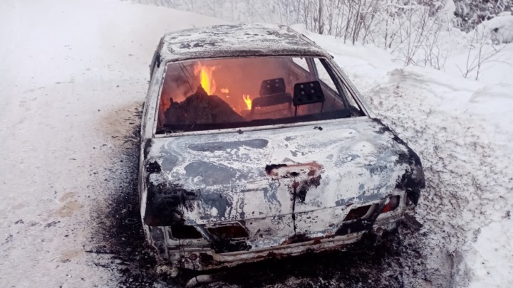 В Няндомском районе сгорел автомобиль вместе с водителем