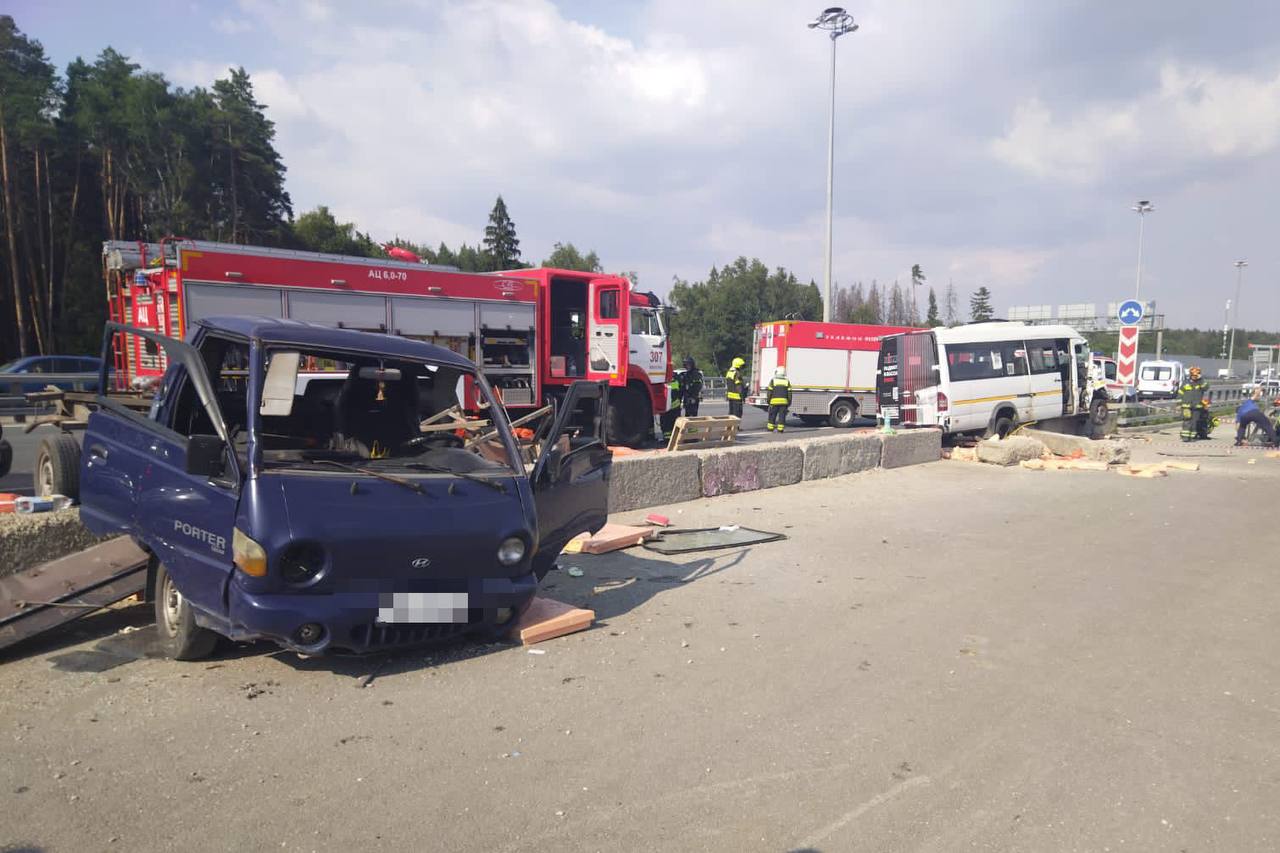 Маршрутка протаранила фургон и бетонный отбойник на Киевском шоссе в Москве. Есть пострадавшие