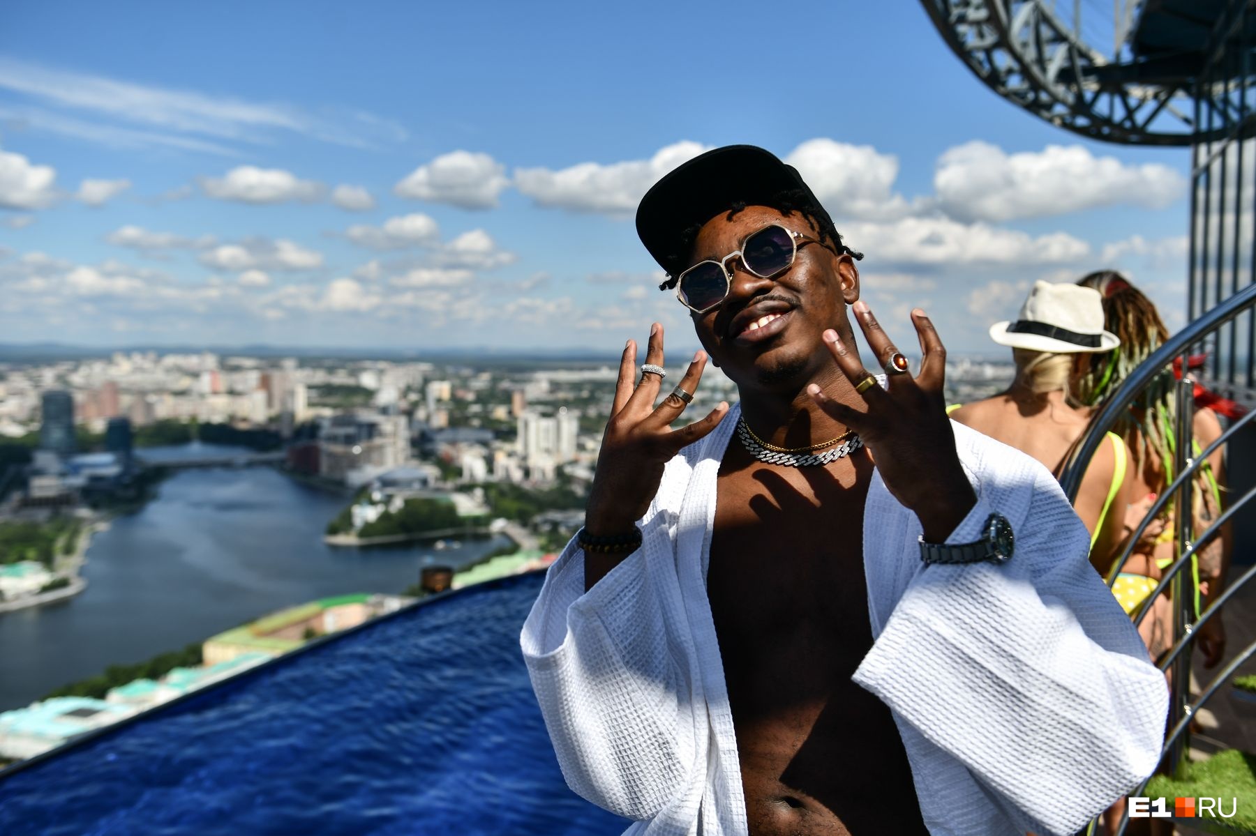 Рэпер из Африки окружил себя полуголыми красотками и снял клип на крыше «Высоцкого». Показываем фото и видео