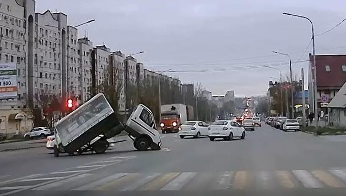«Автоботы, трансформируемся!»: в центре Волгограда на оживленном перекрестке сложило грузовик