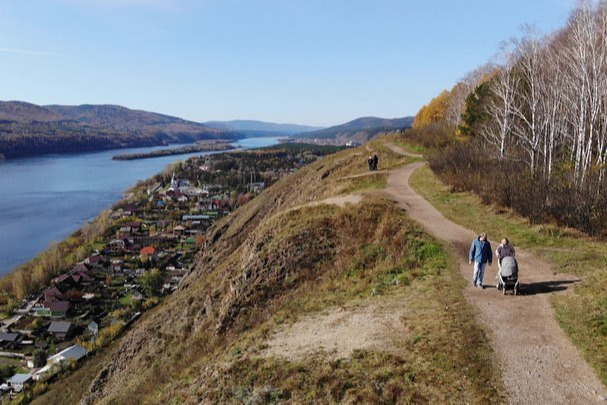 Красивый берег — это обрыв в Академгородке, с которого открывается чудесный вид Красивый берег — это обрыв в Академгородке, с которого открывается чудесный вид