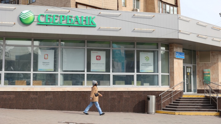 Клиентам Сбербанка отказывают в уже одобренных ипотеках. Почему и что будет дальше