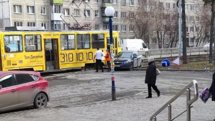 В Екатеринбурге у «Буревестника» остановилось движение трамваев. Рассказываем, что произошло