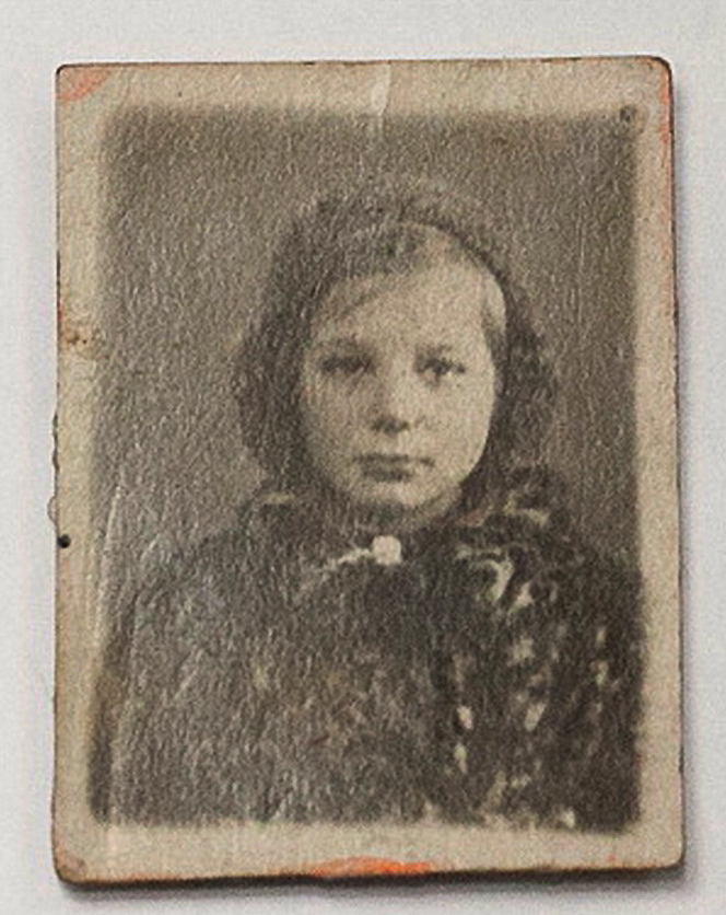 Лидия Ивановна Земскова (Сергеева) в детстве