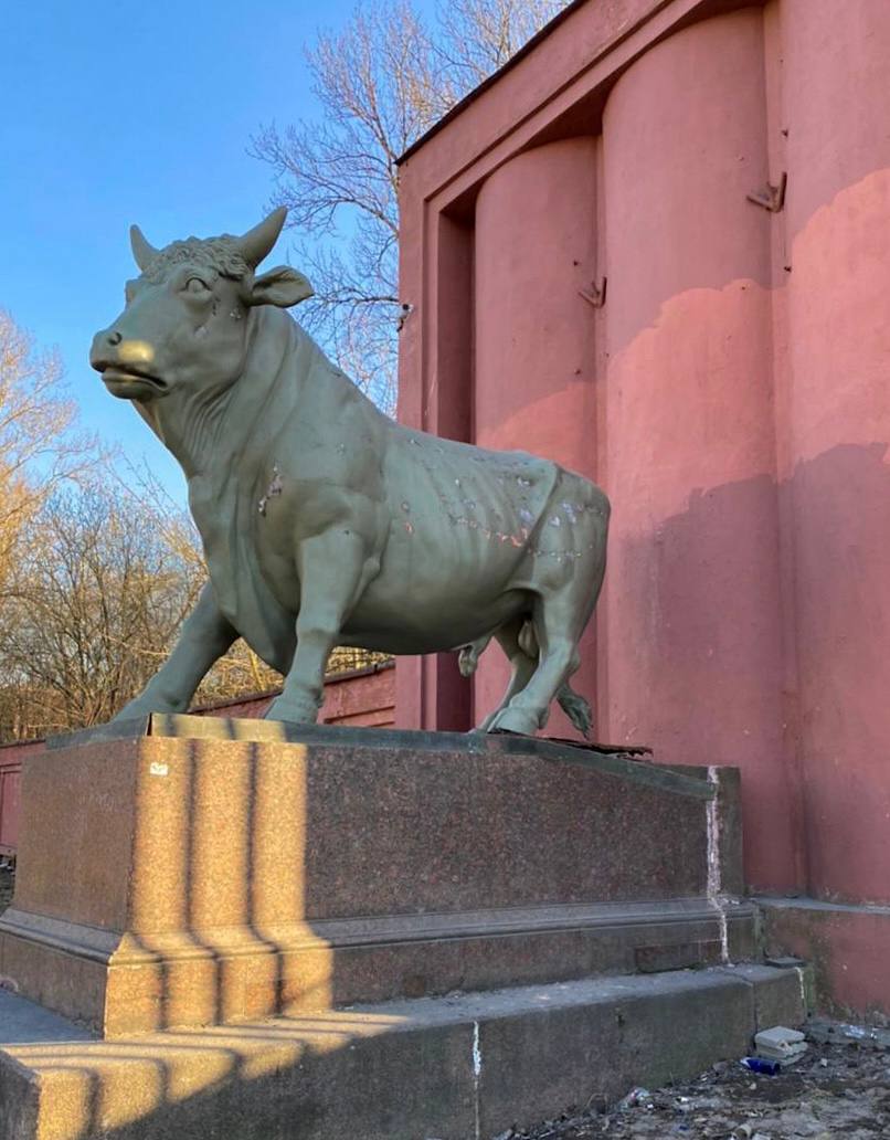 Прокуратура требует отреставрировать статуи быков у входа на мясокомбинат Кирова