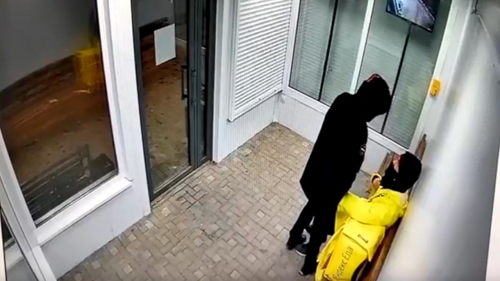 Омич с ножом ограбил курьера «Яндекс.Еды». Его ищет полиция