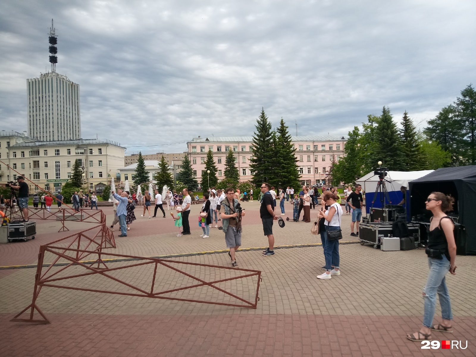 У сцены пустовато У сцены пустовато