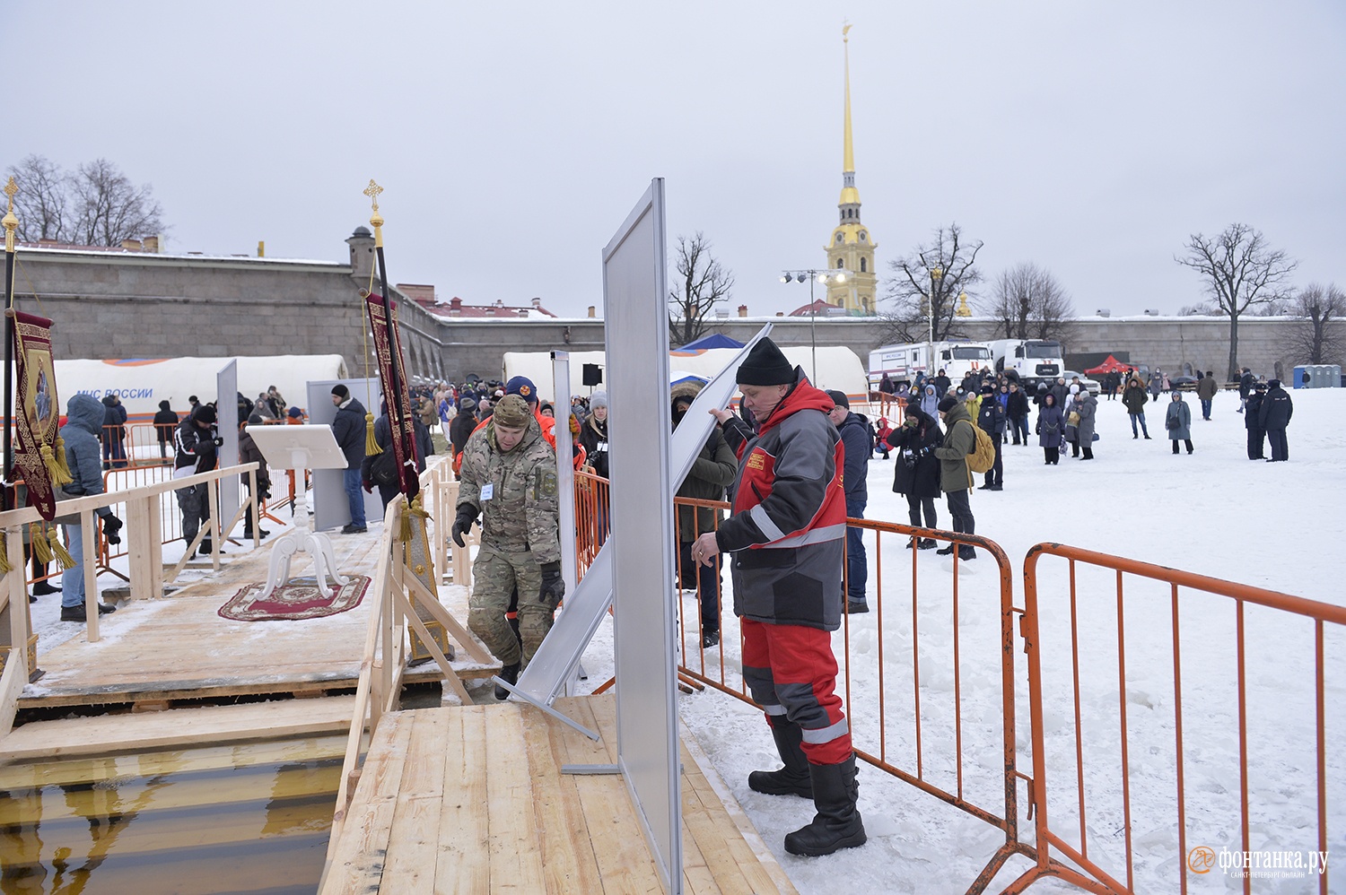 Питер женщина крещение. Купель у Петропавловской крепости. Крещение в Петропавловской крепости. Крещенские купания Петропавловская крепость. Масленица в Петропавловской крепости 2022.